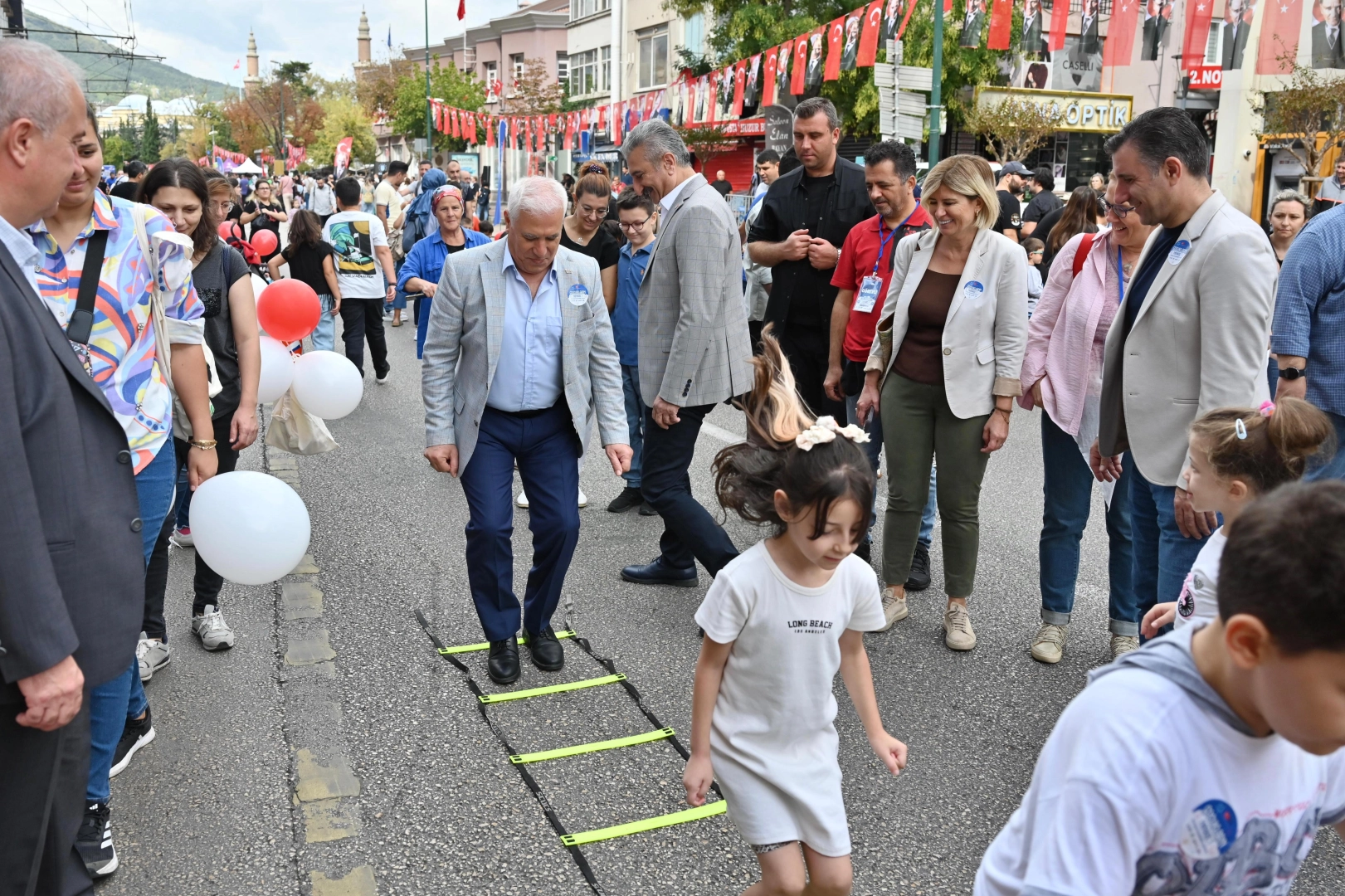 Bursa Heykel'de çocuk sesleri yankılandı -