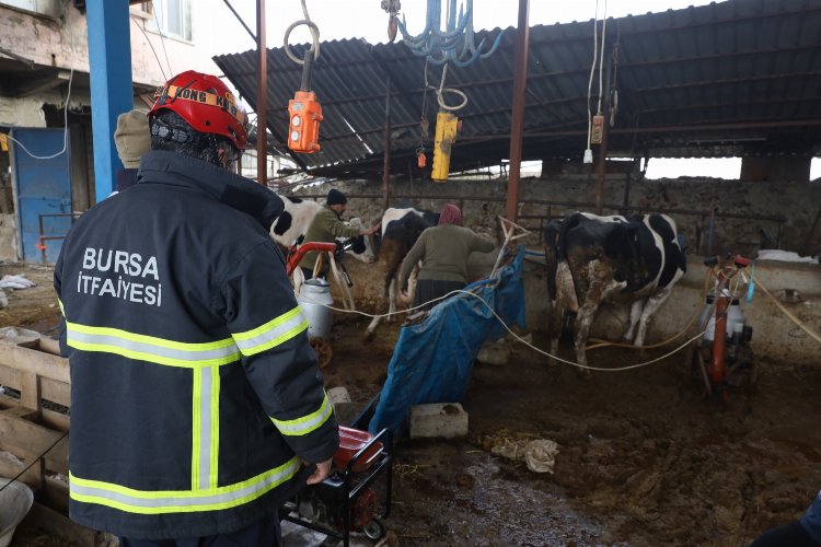 Bursa İtfaiyesi, Hatay'da besicilere jeneratörüyle destek oldu -