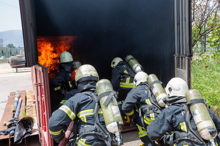 Bursa'nın yeni itfaiyecileri tatbikatlarla her koşula hazır -