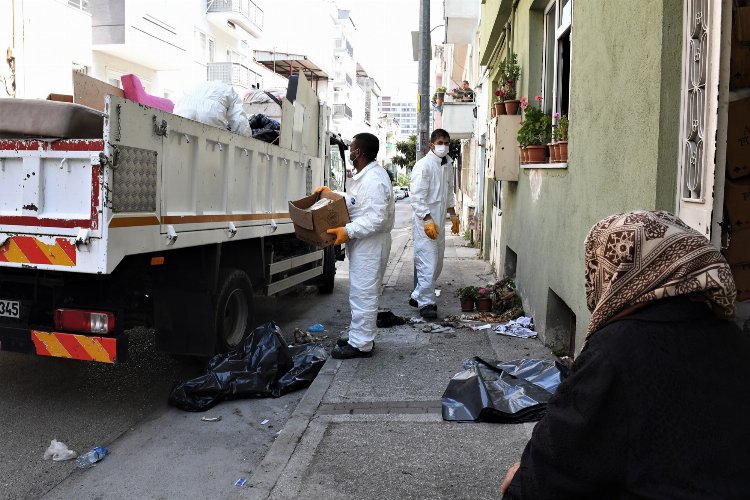 Bursa Osmangazi'de yine çöp ev... 2 kamyon eşya çıktı -