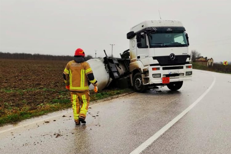 Bursa Yenişehir'de metanol yüklü tanker devrildi