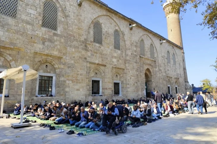 Bursalılar Ulucami’ye akın etti -