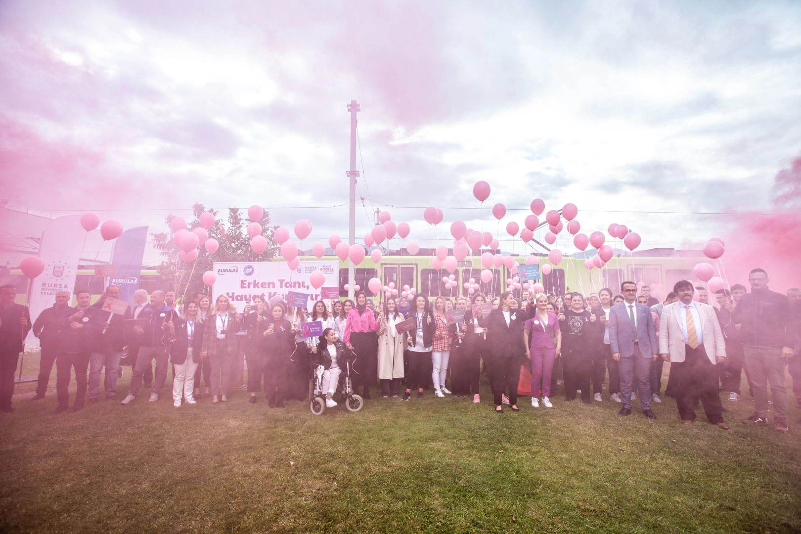 BURULAŞ’ta pembe balonlar gökyüzüne bırakıldı -