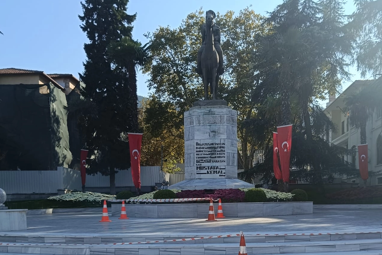 Büyükşehir’den Atatürk Anıtı’na bakım -