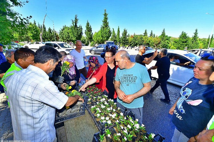 Büyükşehir'den mezarlıklarda çiçek sürprizi -