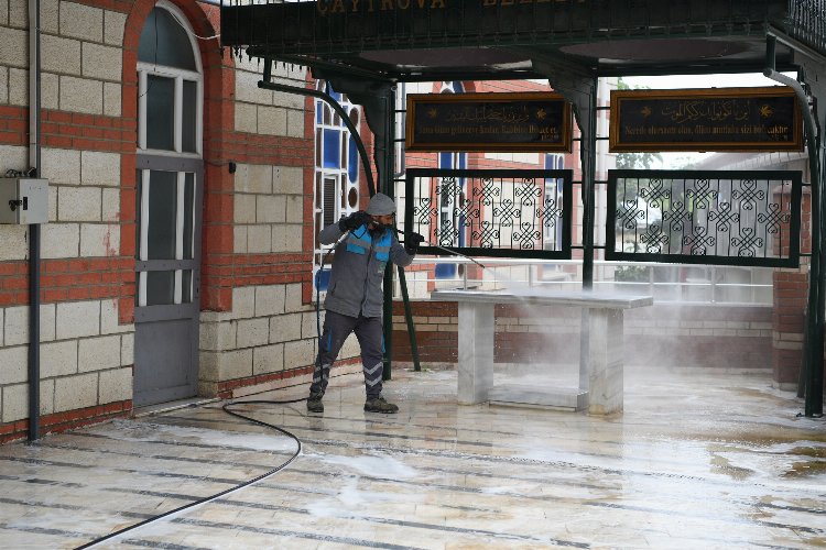 Çayırova'da ibadethane avlularında temizlik çalışması -