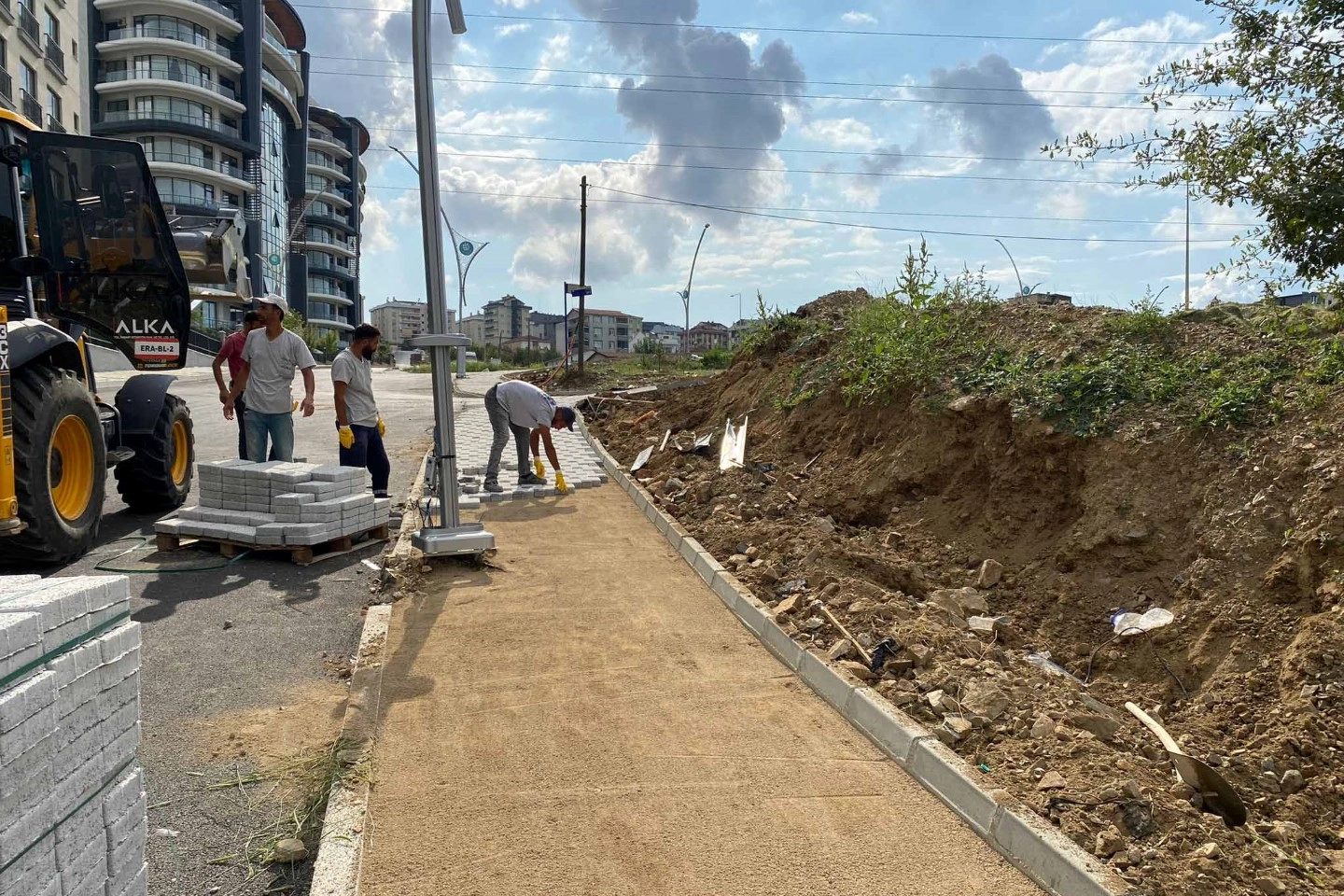 Çayırova Millet Bahçesine çevre yolu ve aydınlatma -