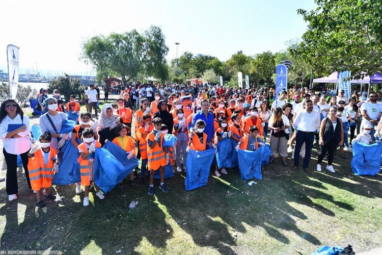 Çevre gönüllüleri İzmir'i temizliyor -