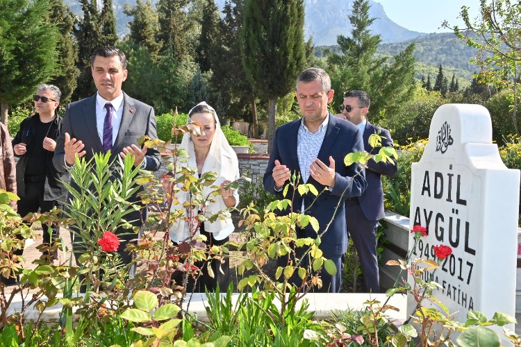 CHP Genel Başkanı Özel, Başkan Zeyrek ile Manisa’da kabir ziyaretleri yaptı -