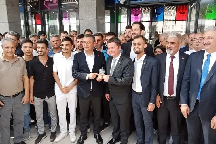 CHP Genel Başkanı Özgür Özel, Bursa'da Osmangazi Meydanı'nı gezdi -