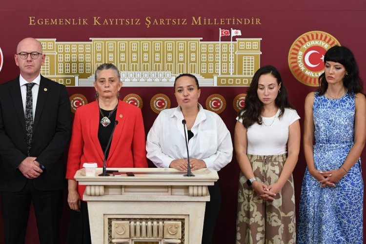 CHP'li Suiçmez baroların hayvan hakları merkez üyeleriyle seslendi -