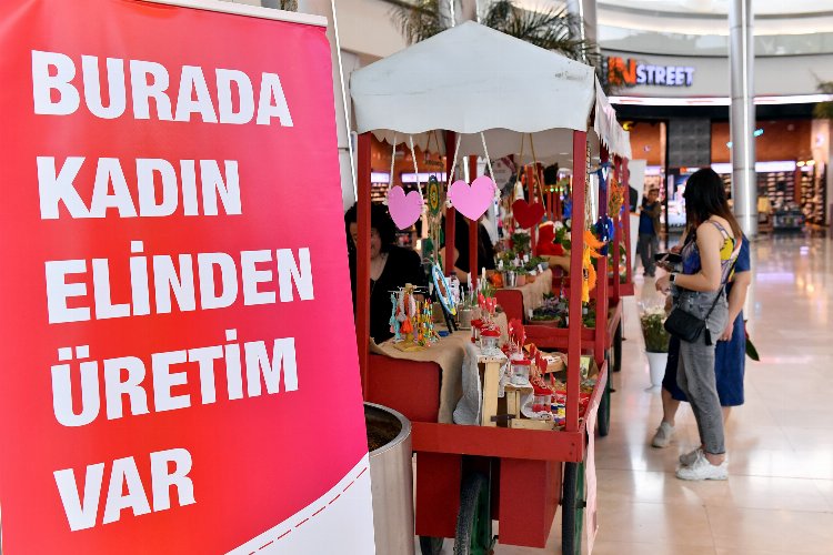 ‘Çiçek Pazarı’nın çiçekleri anneler için yerini aldı -