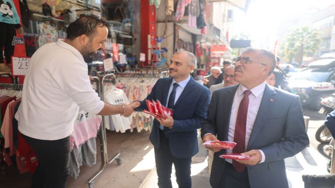 Çiftçi, Çayırovalılara Türk Bayrağı dağıttı