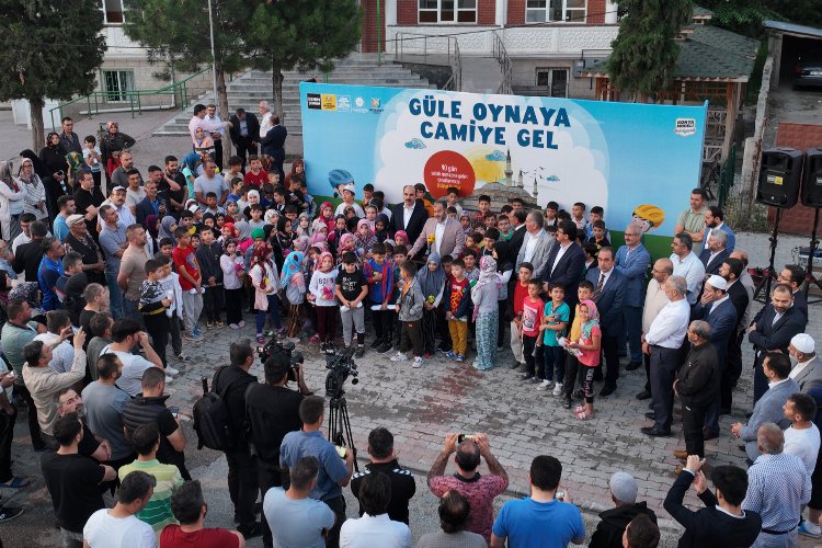 Çocuklar Konya'da 'güle oynaya camiye' gitti -