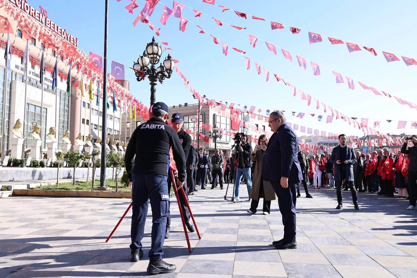 Cumhuriyet Bayramı kutlamaları Keçiören'de çelenk sunma ile başladı -