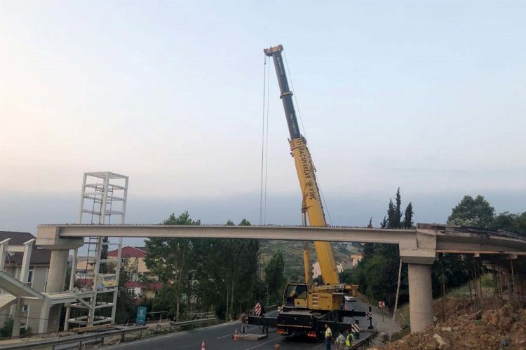 Darıca feribot yolu üstgeçidinin kirişleri monte edildi -