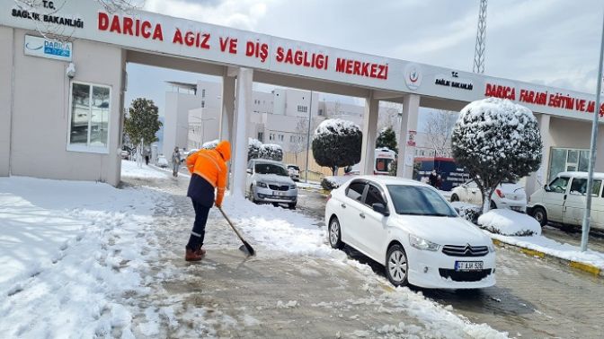 Darıca’da karla mücadele devam ediyor