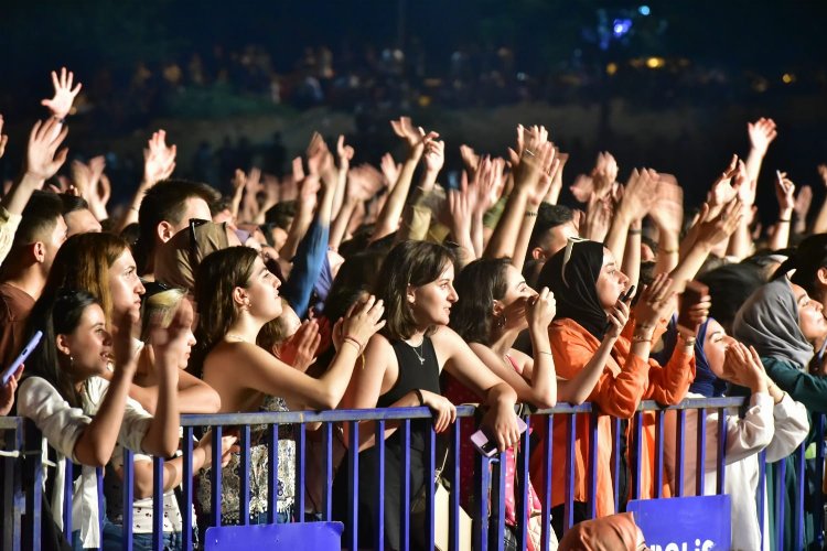 DEÜ'de üç günlük şenlik rüzgarı esti -