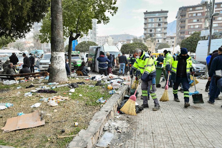 Deprem bölgesinde temizlik başladı -