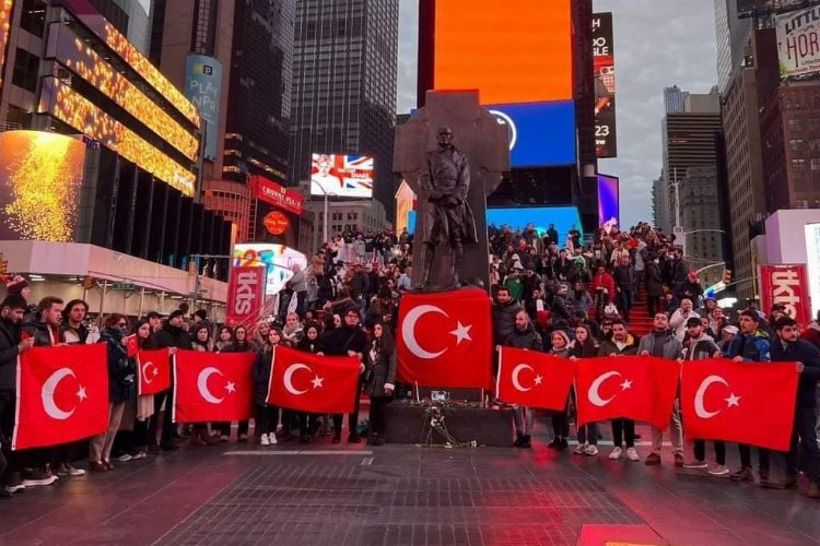 Depremzedeler New York'ta böyle anıldı -