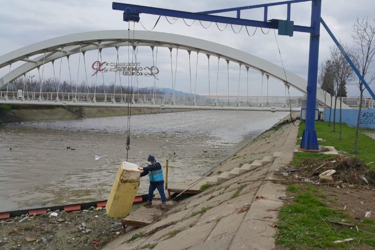 Derede yüzen buzdolabı geri dönüşme gitti