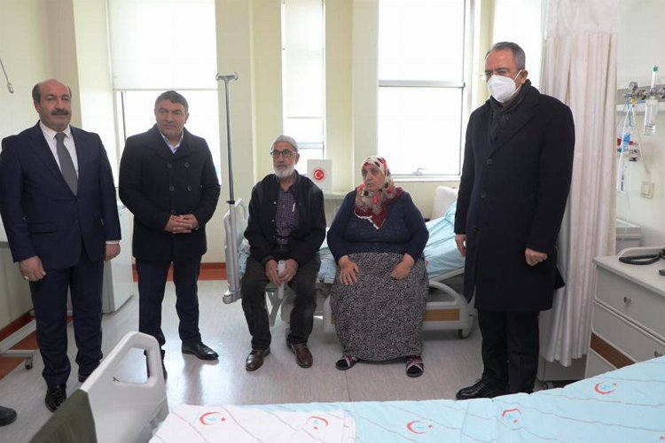 Dilovası protokolü depremzedeleri hastanede ziyaret etti -