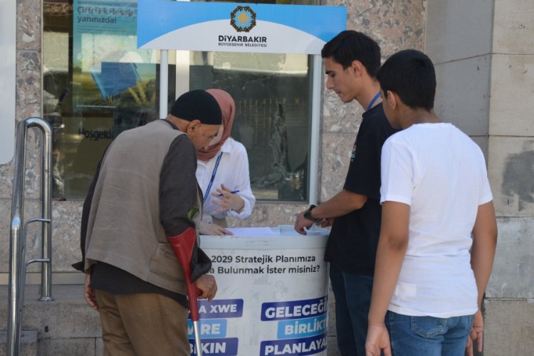 Diyarbakır Büyükşehir sokakta halkın taleplerini dinliyor -