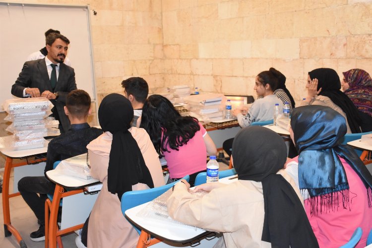 Diyarbakır’da Akademi Lise öğrencileri kitap setlerine kavuştu -