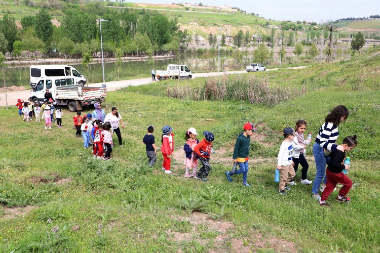 Diyarbakır'da depremde yaşamını yitirenler anısına fidan -