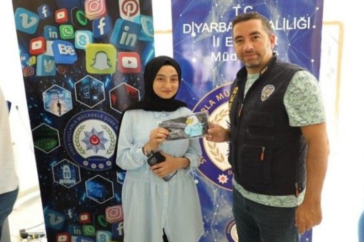 Diyarbakır Yenişehir'de 'sanalda güvenli yaşa' projesi -