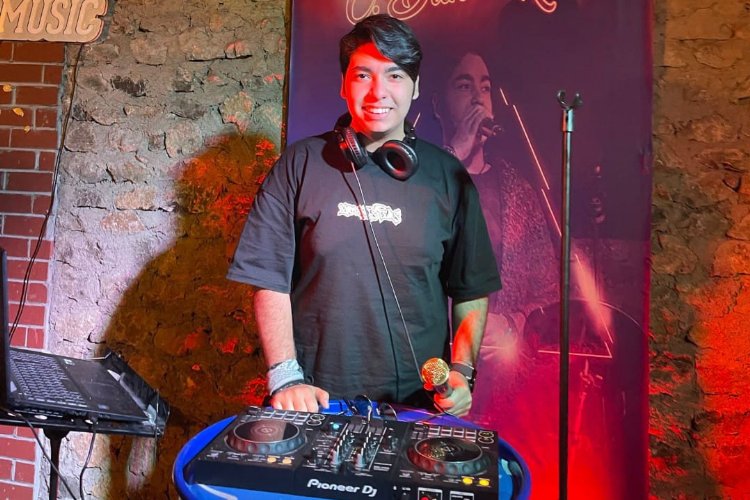 DJ C. Duhan Kart'tan genç işi performans -