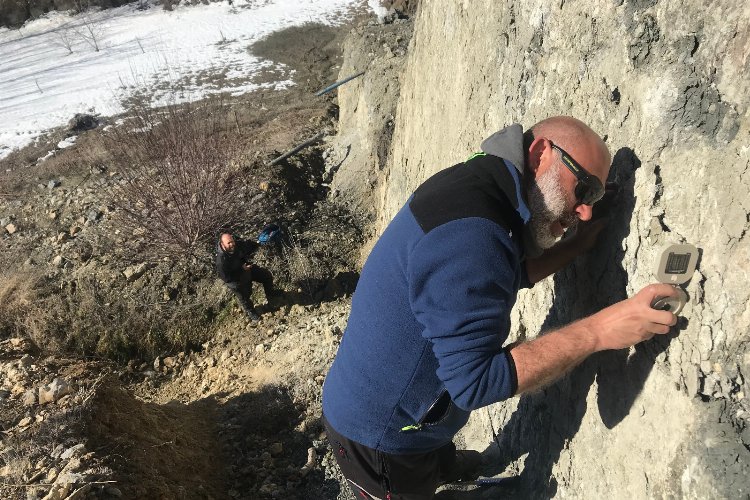 Dokuz Eylül deprem araştırmalarını karada ve denizde hız verdi.. Tsunami risk analizi yapılıyor -