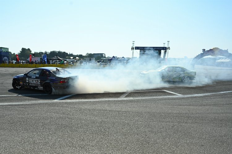 Driftin en iyileri Bursa'da sahne aldı... Tozu dumana kattılar -