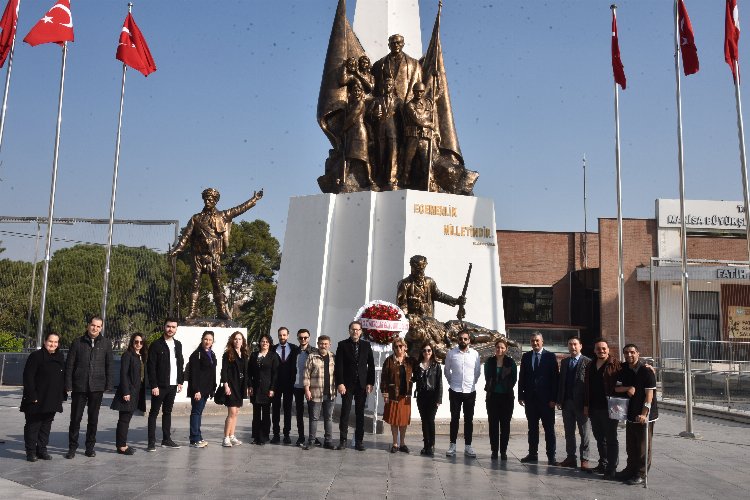 Dünya Tiyatro Günü için Manisa'dan çelenk -