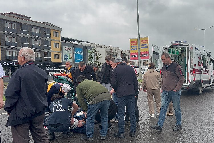 Düzce'de elektrikli bisiklet ile minibüs çarpıştı: 1 yaralı -