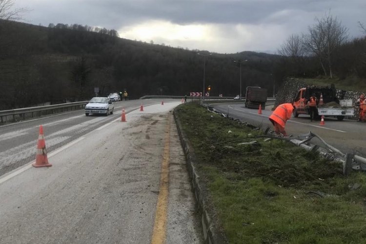 Düzce'de lastiği patlayan tır karşı şeride geçti -