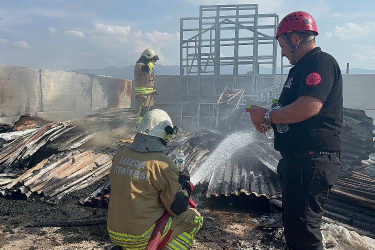 Düzce'de lastik deposunda yangın paniği -