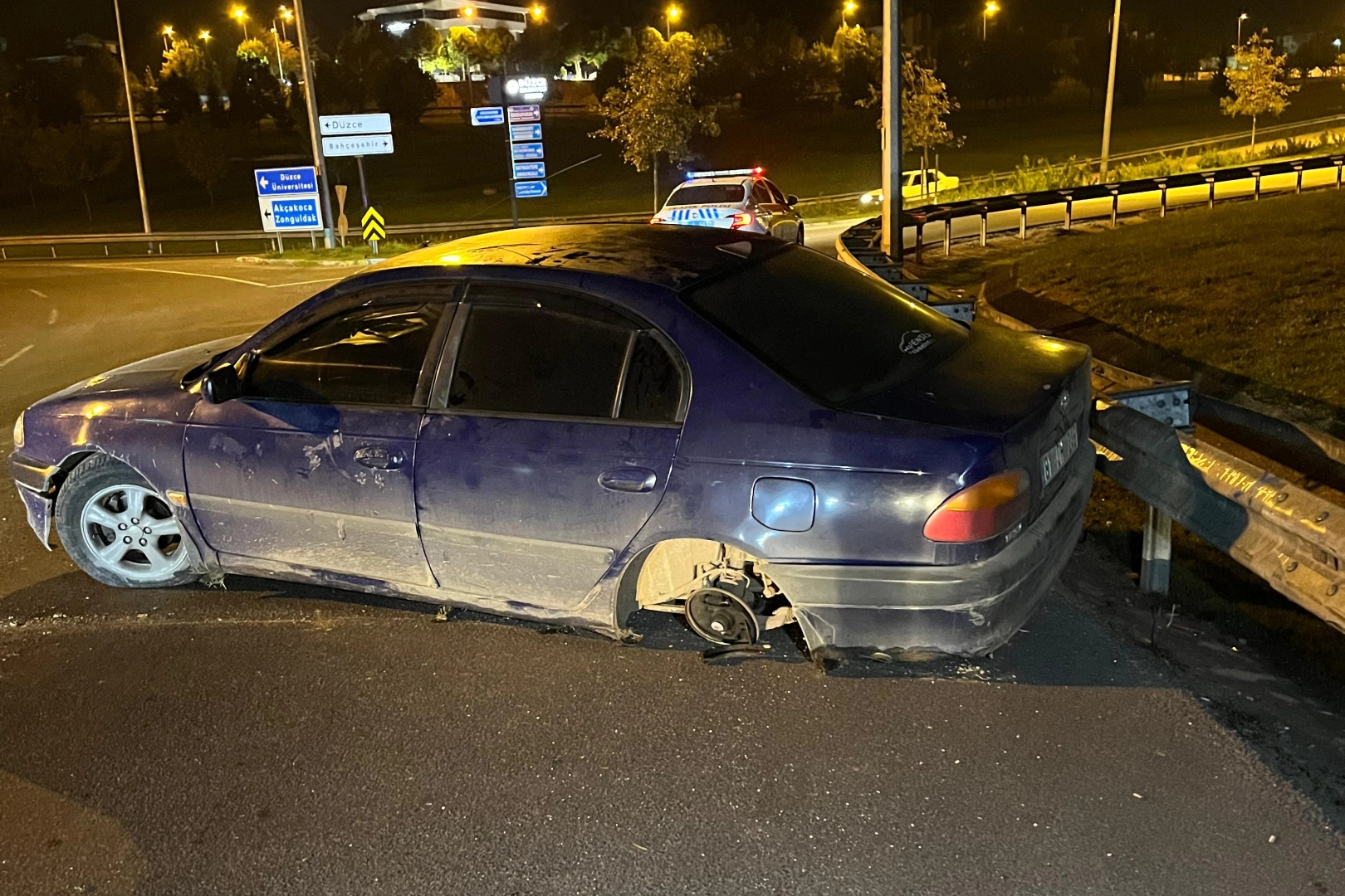 Düzce'de polise 'dur'mayan sürücüyü kaza durdurdu! -