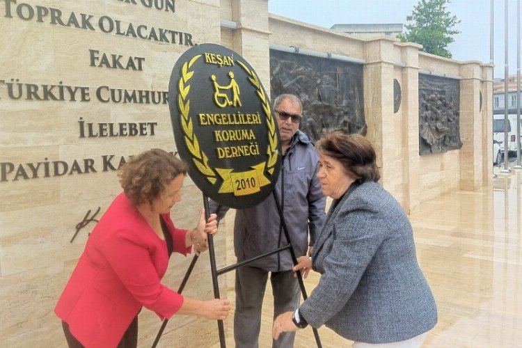 Edirne Keşan'da engellilerden çelenk -