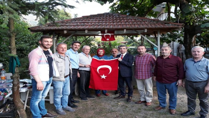 EKİNCİ, KÖYLERDE TÜRK BAYRAĞI DAĞITTI