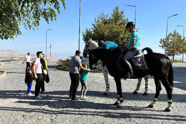 Elazığ'da Atlı Jandarma Timi'ne yoğun ilgi -