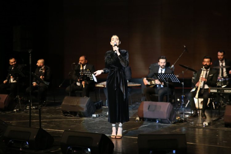 Elif Buse Doğan'la Bursa'da müzik dolu gece -