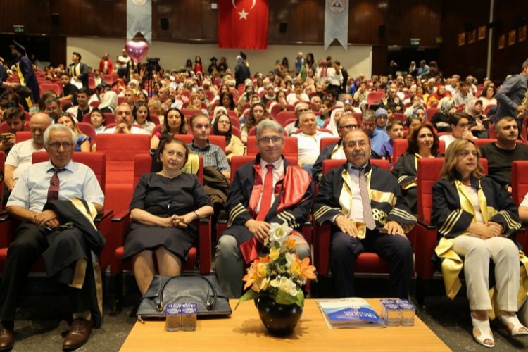 ERÜ Fen Fakültesi'nde mezuniyet heyecanı -