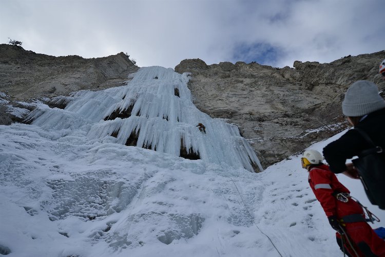 Erzurum'da donmuş şelaleye tırmandılar! -