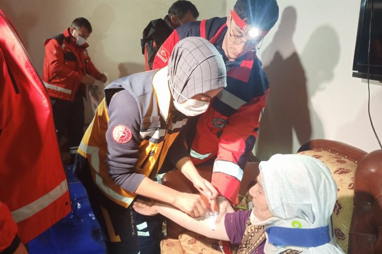 Erzurum'daki deprem sonrası 5 ambulans, 3 UMKE timi görev başında