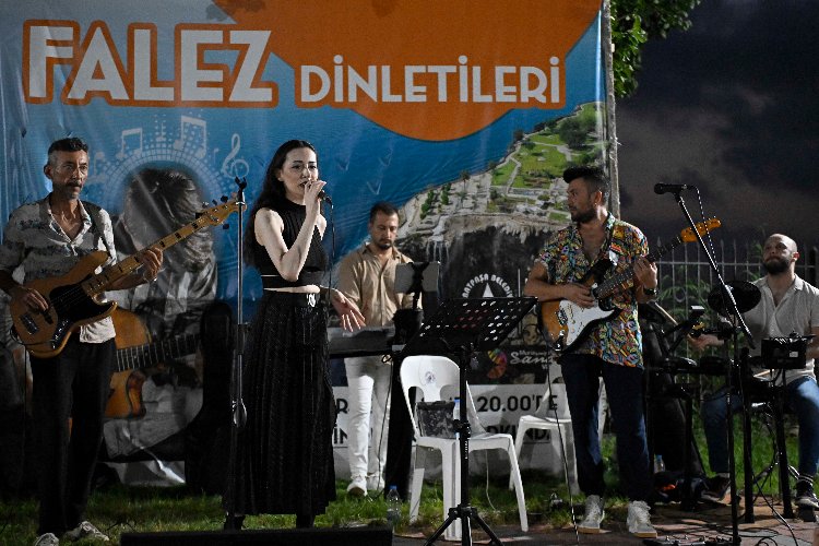 Falezlerde müzik ziyafeti sürüyor -