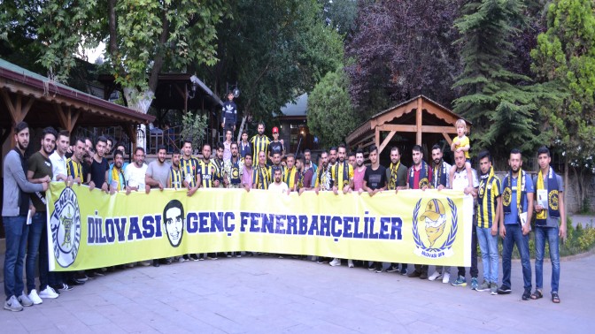 FENERBAHÇELİ YAZAR TARAFTARLARA KİTABINI İMZALADI