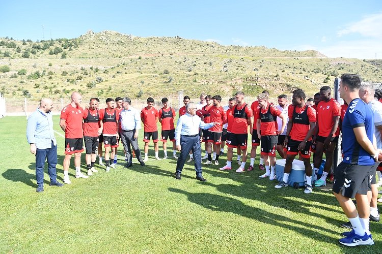 Futbol takımları Erciyes Yüksek İrtifa Kamp Merkezi’ne övgüler yağdırdı -