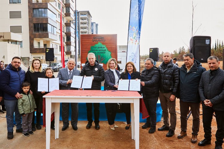 Gaziantep'in 'Yeşilantep'inde fidanlar toprakla buluştu -