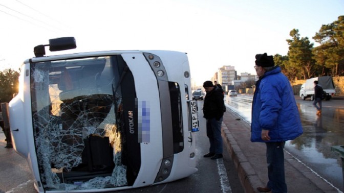 GEBZEDE İŞÇİ SERVİSİ DEVRİLDİ : 11 YARALI